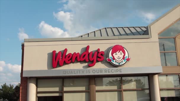 Wendys Restoran Logosu Pencerenin Üstündeki Inşaat Dükkanında Açık Havada Açık — Stok video
