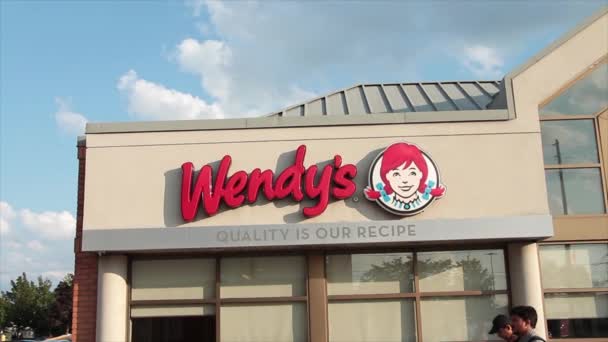 Wendys Restoran Logosu Yazın Açık Havada Pencerenin Üstündeki Dükkânda Gökyüzü — Stok video