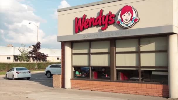 Wendys Restoran Logosu Yazın Açık Havada Pencerenin Üstündeki Dükkânda Arka — Stok video