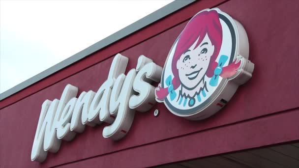 Wendy Restoranının Logosu Yazın Dışarıdaki Mağazanın Dışında — Stok video