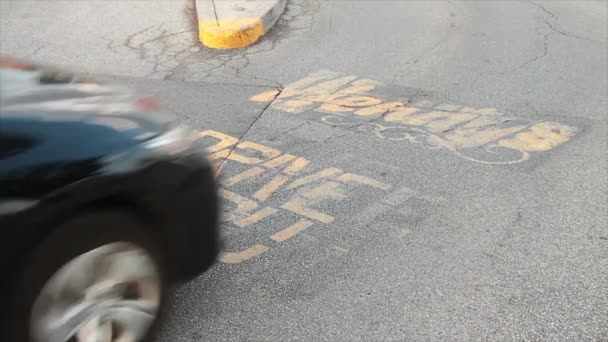 Wendys Fahren Durch Geschriebenen Text Bildunterschrift Auf Dem Bürgersteig Gelb — Stockvideo