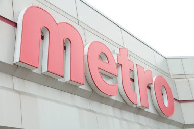 Mağaza duvarında metro market zinciri logosu