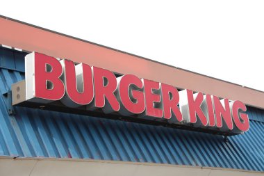 Burger King logosu restoran mağazasının çatısına yakın.