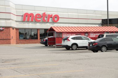 Metro bakkal zinciri park yeri otomobilleri ve alışveriş arabaları olan ön park yeri.