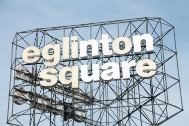 Egglinton Square alışveriş merkezi tabelası siyah monte edilmiş metal dekoratif kablolara monte edilmiş altyazı