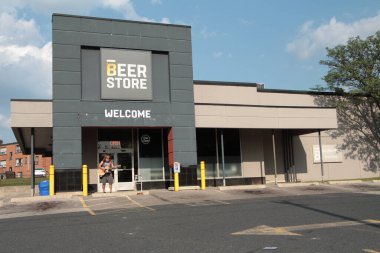 Birahane logosu girişi. Girişte gitar çalan müzisyen var.