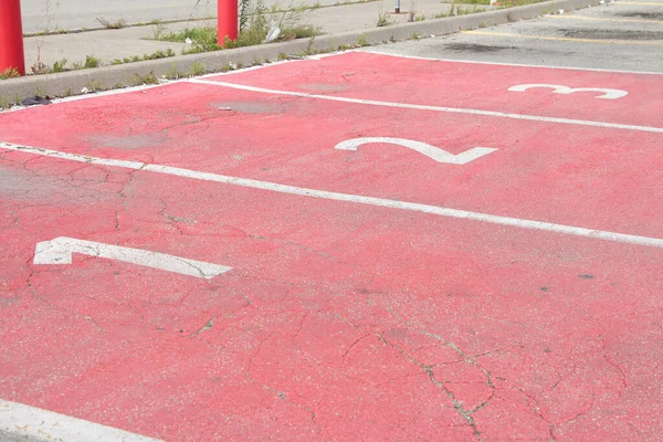Tre Röda Parkeringsplatser Med Nummer Var Och Dem Sida Vid — Stockfoto