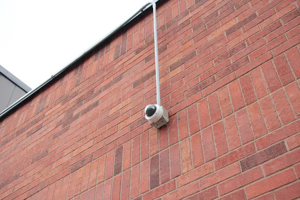 Okrągła Kamera Cctv Bezpieczeństwa Zamontowana Ścianie Cegły — Zdjęcie stockowe
