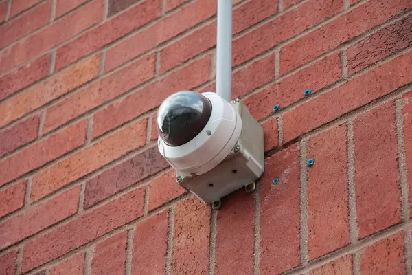 Okrągła Kamera Cctv Bezpieczeństwa Zamontowane Ścianie Cegły Zbliżenie — Zdjęcie stockowe