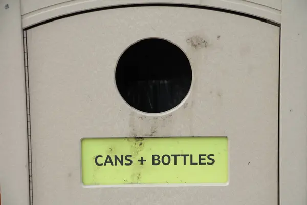 Lattine Bottiglie Parole Scrittura Didascalia Testo Marrone Chiaro Smaltimento Pubblico — Foto Stock