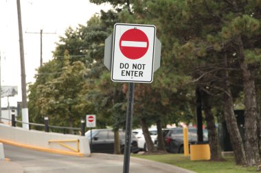 Dikey dikdörtgen işaret simgesini rampanın arkasında bırakarak girmeyin ve bir diğeri işaret ve ağaçlara girmesin