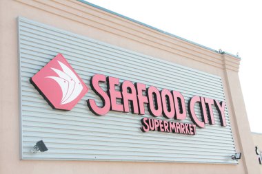 Deniz ürünleri şehri süpermarketinin ön girişi.
