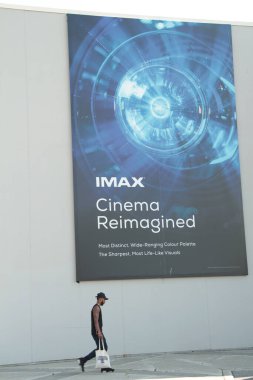 İmax sineması büyük bir poster amblemi hayal etti. En belirgin renk paleti. Dışarıdaki tiyatro duvarındaki en keskin görüntüler.