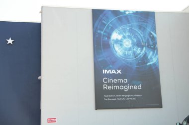 İmax sineması, açık hava tiyatrosu duvarındaki görseller gibi geniş renk paletlerinin en belirgin olduğu büyük afiş logosunu yeniden tasarladı.