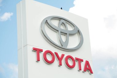 Galerideki beyaz sütunda toyota logosu var. Açıya yakın.