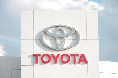 Dışarıdaki bayiliğin önünde toyota logosu var. Kapatın.