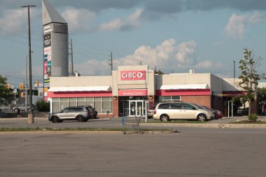 Cibc Kanada ticaret bankası girişi önünde park yeri ve arkasında gökyüzü alacakaranlıkta geniş çekim