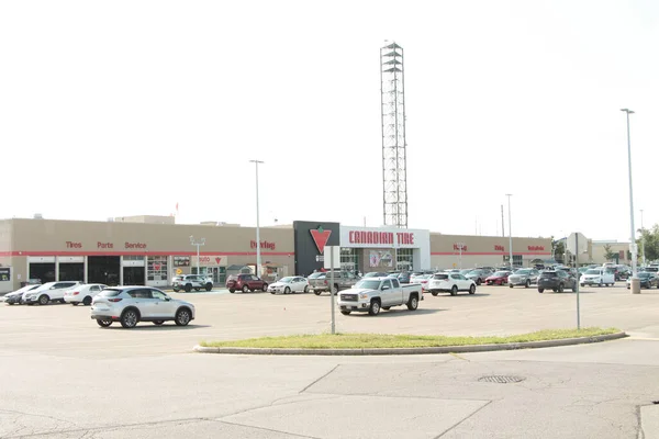 Big Large Canadian Tire Retail Store Garage Parking Lot Front — Stock Photo, Image