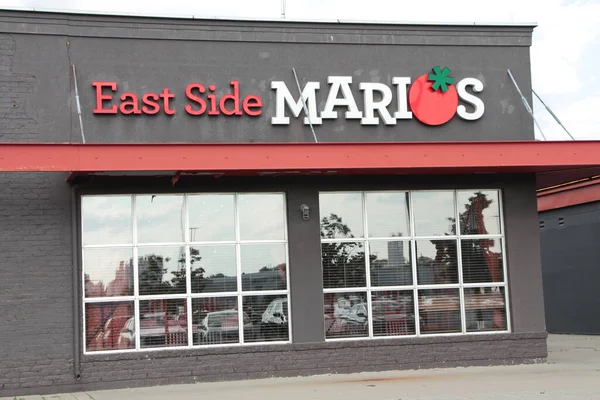 Doğu Yakası Marios Restoranı ön logosu ön cephe ve pencerelerin üstünde.