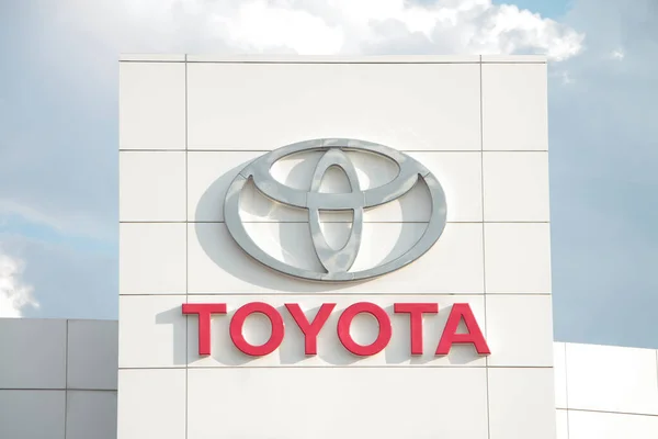 Dışarıdaki bayiliğin önünde toyota logosu var. Kapatın.