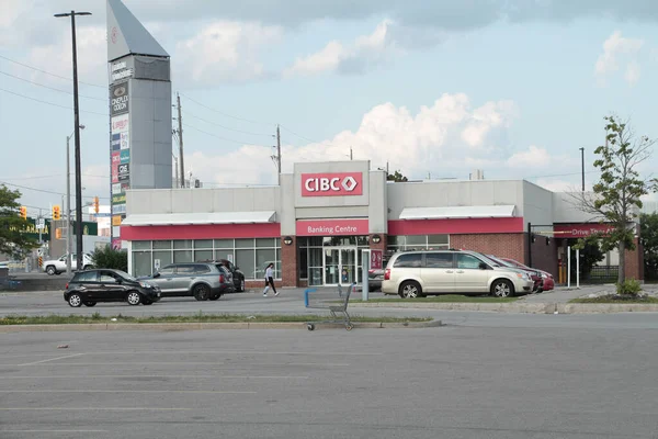 Cibc Kanada ticaret bankası girişi önü ve arkası park yeri, geniş açı