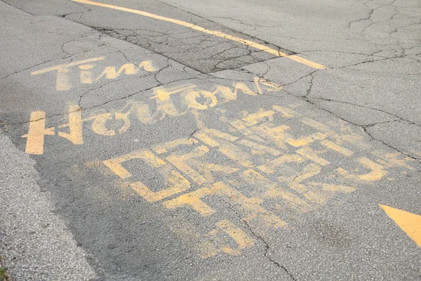 Tim Hortons Drive Thru Legenda Texto Escrito Pavimento Amarelo Com — Fotografia de Stock