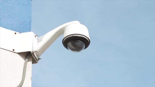 Кругла Ширококутна Камера Безпеки Встановлена Кутку Стіни Будівлі Літній День — стокове відео