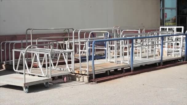 Kilka Płaskich Lalek Wózki Sklepowe Elementy Konstrukcyjne Zaparkowane Razem Zewnątrz — Wideo stockowe