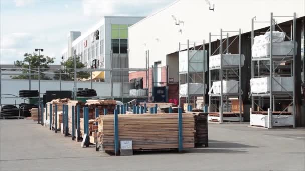 Holzplatz Neben Dem Gebäude Mit Holz Und Garben Sommer Tagsüber — Stockvideo