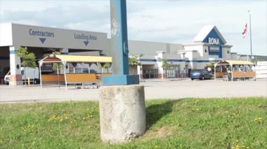 Park yeri bulutları gökyüzü ve Kanada bayrağı ile ön girişi geniş açı ile ön taraftaki direğe yakın.