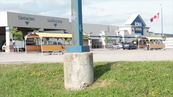 Будинок Садовий Магазин Передній Вхід Паркувальними Хмарами Небо Канадський Прапор — стокове відео