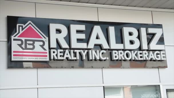 Realbiz房地产经纪公司独立拥有和经营的水平矩形标志标志店面前面橱窗 — 图库视频影像