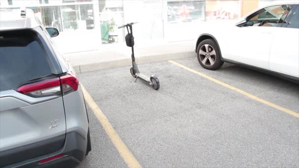 电动汽车在商店前面和人行道上占了两辆车之间的全部停车位 — 图库视频影像