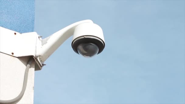 Kulatá Širokoúhlá Bezpečnostní Kamera Namontovaná Rohu Zdi Budovy Letním Dni — Stock video