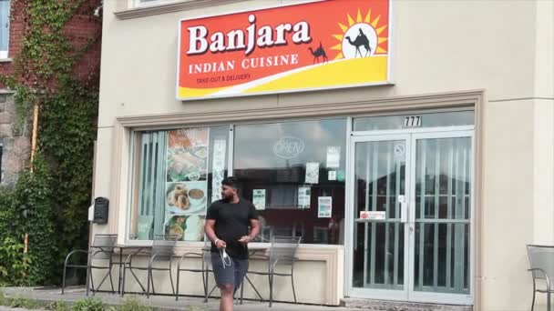 Restaurante Indio Banjara Cocina India Con Hombres Indios Machos Adultos — Vídeo de stock