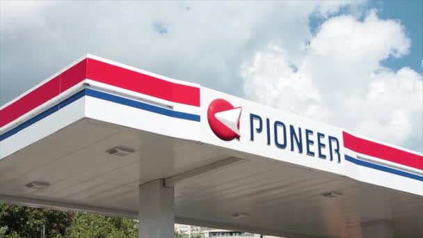 Tampa Chuva Dossel Telhado Fachada Posto Gasolina Pioneiro Com Logotipo — Vídeo de Stock