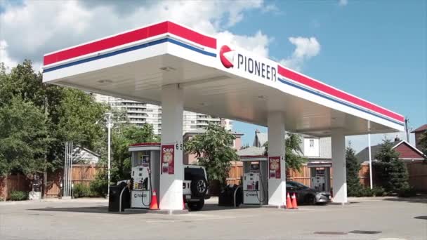 Pionier Tankstellenfassade Dachhimmel Regenschutz Mit Horizontalem Logo Mit Pkw Fahrzeug — Stockvideo
