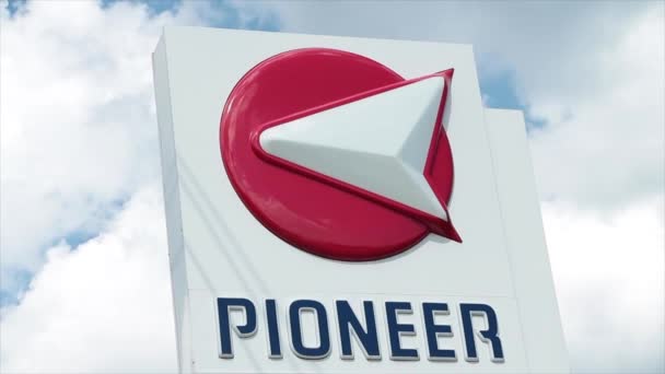 Pioneer Gas Station Logo Sign White Tall Rectangle Sky Sun — Stock Video