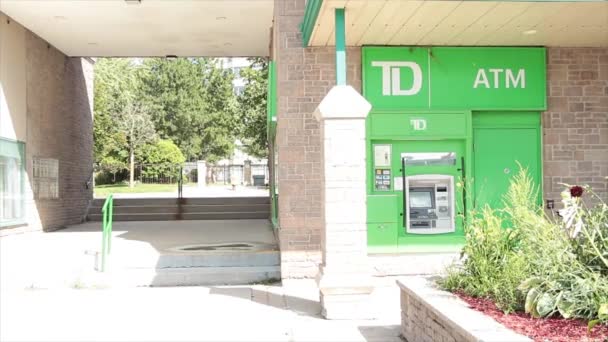 Торонто Доминион Зеленый Банкомат Банка Банкомат Навесом Потолок Фасада Крыши — стоковое видео