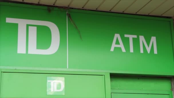 Toronto Dominion Πράσινο Atm Υπογράψει Λογότυπο Στην Κορυφή Του Μηχανήματος — Αρχείο Βίντεο