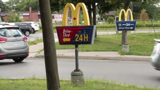 Mcdonalds Fahren Durch Hinweisschilder Der Einfahrt Wobei Eines Sommer Vor — Stockvideo