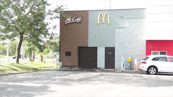 Mcdonalds Edificio Restaurante Unidad Través Ventana Con Logotipo Mccafe Escrito — Vídeos de Stock