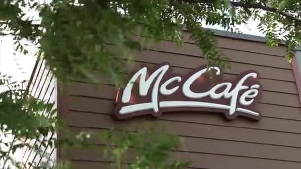 Mccafe Mcdonalds Logo Straně Restaurace Budova Hnědá Zeď Větvemi Stromů — Stock video