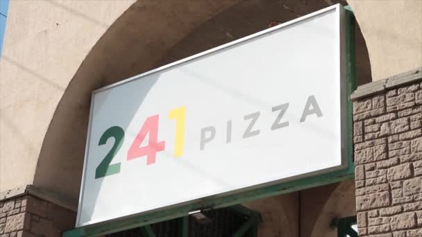 夏季户外 241家披萨店的矩形标志在拱形弧下 — 图库视频影像