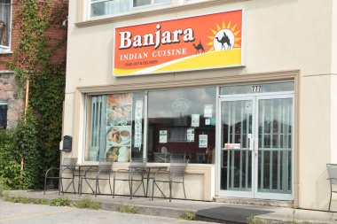 Hint Lokantası Banjara Hint mutfağı. Dışarıdaki turuncu sarıya yakın restoranın girişinde deveye binen insanların resmi var.