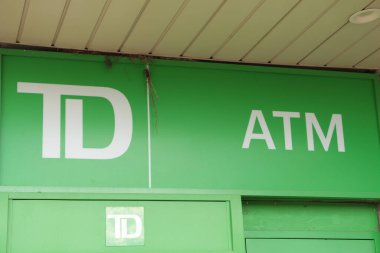 Toronto Dominion Green ATM tabelası. Yazın dışarıdaki banka makinesinin üstünde logo var. Kapatın.