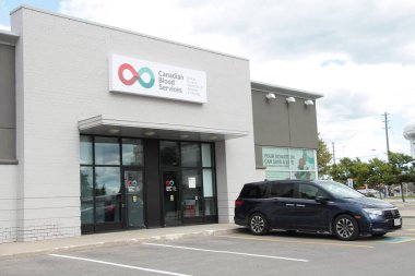 Kanadalı kan hizmetleri kan plazma kök hücre organları ve ön girişte pencereli dikdörtgen işaret logosu olan dokular.