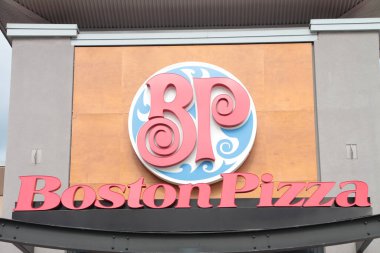 Boston Pizza Lokantası ve Logo Logosu Restoran önünde kırmızı mavi beyaz