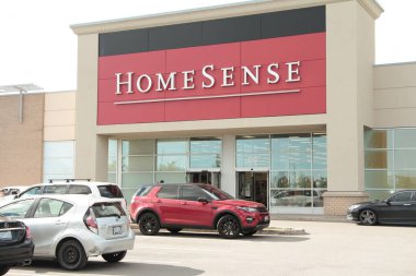 Homesense mağazasının ön girişi ve önünde park yeri var.