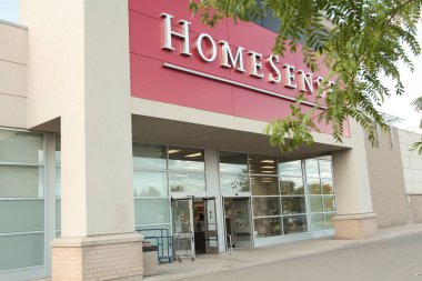 Homesense mağazasının ön girişi, kapıları açık, açıyla çekilmiş.